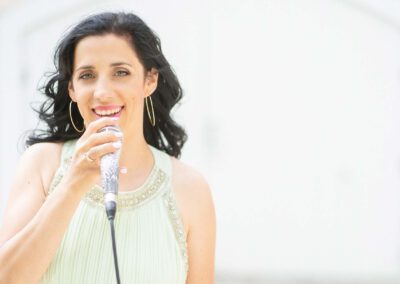 Sängerin Alexandra Pansch aus Ulm singt mit einem Mikrofon