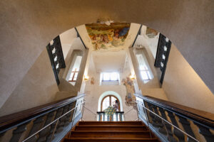 Sängerin Alexandra Pansch aus Ulm sitzt bei einer Treppe und singt